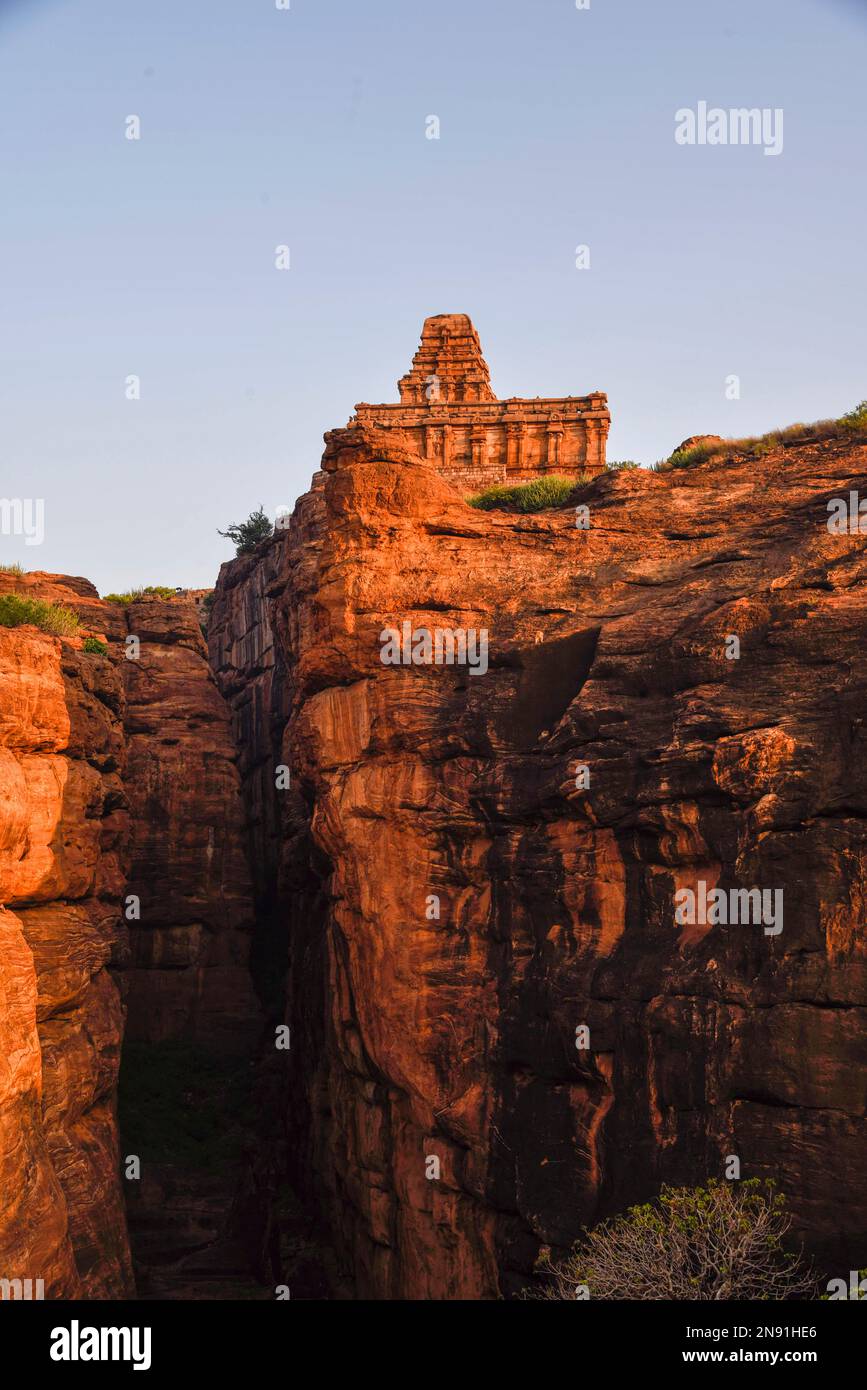 Haut temple de Shivalaya sur le sommet de l'hilolock qui a été construit par les Badami Chalukyas à Badami, Karnataka, Inde Banque D'Images