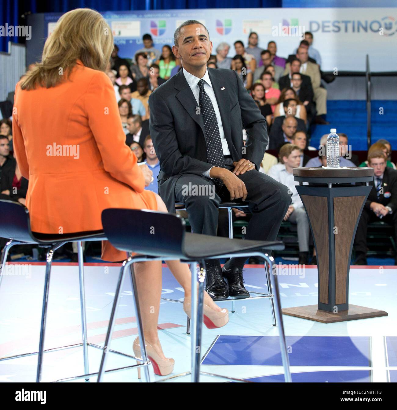President Barack Obama participates in a town hall hosted by Univision and Univision news anchor Maria Elena Salinas, left, at the University of Miami, Thursday, Sept. 20, 2012, in Coral Gables, Fla. (AP Photo/Carolyn Kaster) Banque D'Images