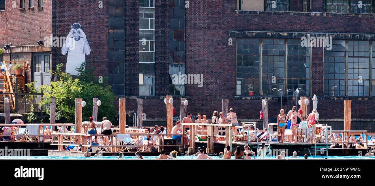 Bains publics sur la Spree dans le centre de Berlin. Banque D'Images