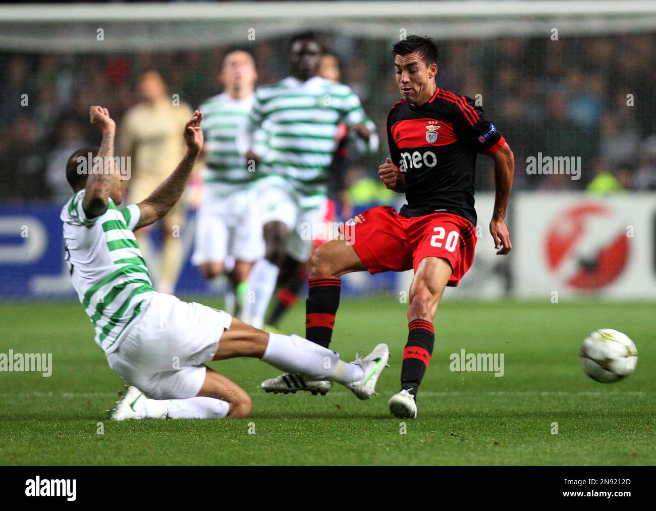 Benfica's Nicolas Gaitan, right, vies for the ball with Celtic's Kelvin Wilson during their Champions League Group G soccer match at Celtic Park, Glasgow, Scotland, Wednesday Sept. 19, 2012. (AP Photo/Scott Heppell) Banque D'Images