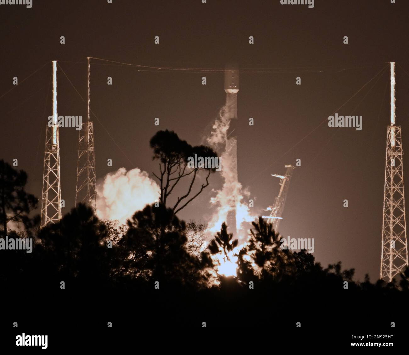 Une fusée SpaceX Falcon 9 lance dimanche 12, à 12 février 2023, la prochaine série de satellites Starlink de deuxième génération du 10 complexe 40, à la station de la Force spatiale du Cap Canaveral, en Floride. Photo de Joe Marino/UPI crédit: UPI/Alay Live News Banque D'Images