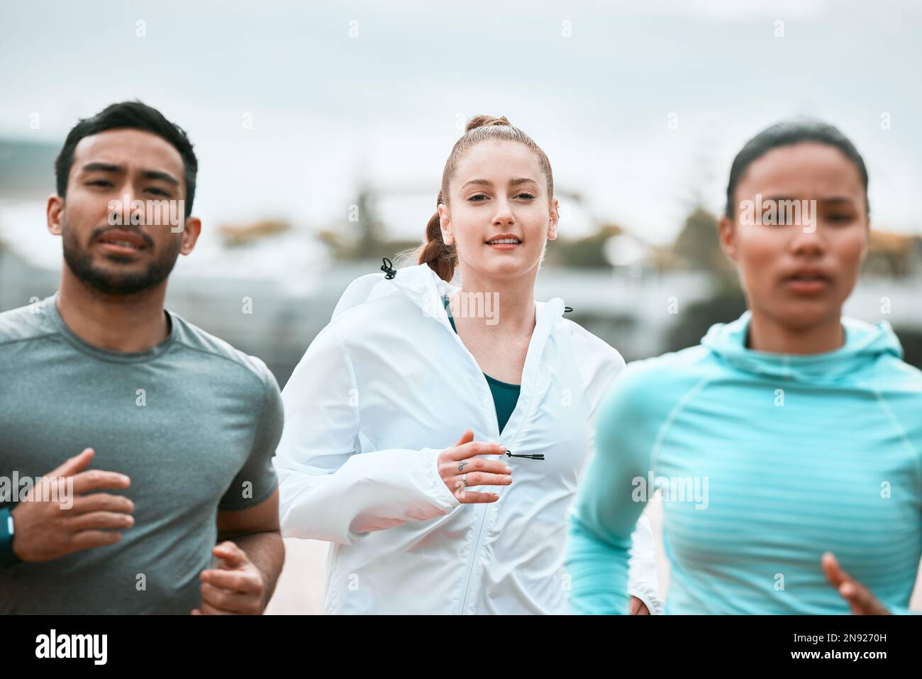 Choisissez vos copains de course à pied avec soin. un groupe d'amis qui  s'exécutent ensemble Photo Stock - Alamy