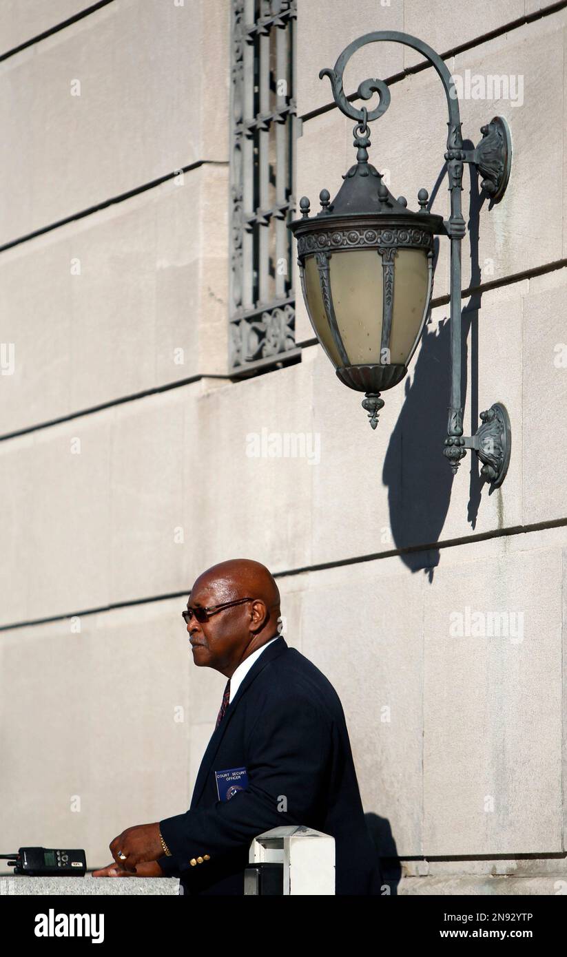 A federal court security officer stands outside the Clarkson S. Fisher Federal Building and United States Courthouse Friday, Sept. 14, 2012, in Trenton, N.J. (AP Photo/Mel Evans) Banque D'Images