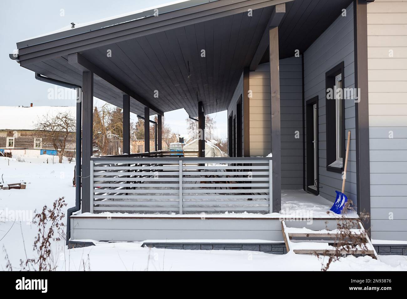 Porche couvert du cottage en hiver, vue latérale Banque D'Images