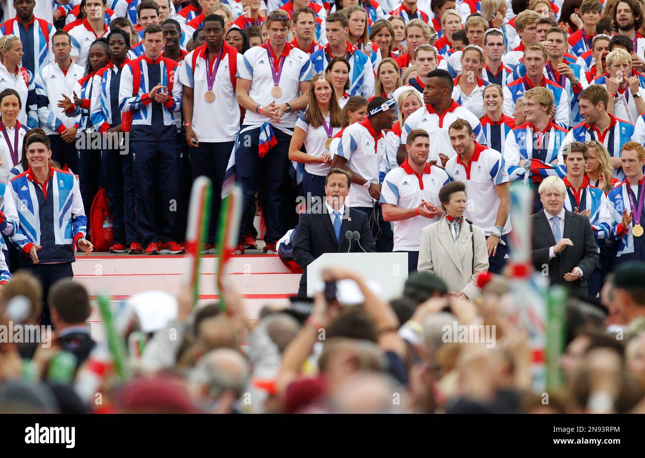 British Prime Minister David Cameron, center, addresses the crowd as British Olympic and Paralympic athletes gather outside Buckingham Palace following a parade through the streets of London, Monday, Sept. 10, 2012. Thousands of people waving British flags lined the streets of London on Monday to toast the athletes behind the country's unprecedented summer of sporting success. (AP Photo/Sang Tan) Banque D'Images
