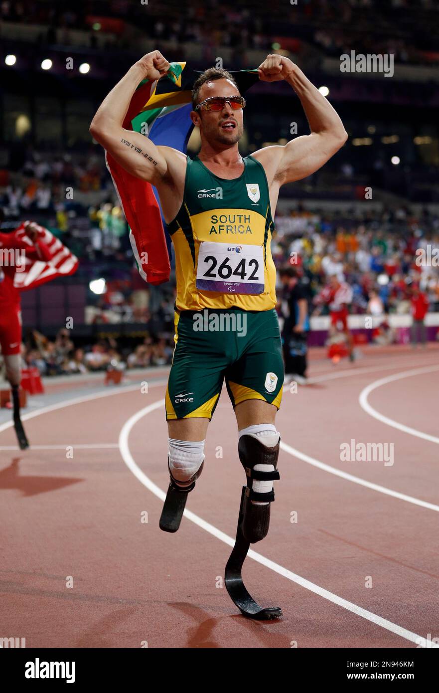 Gold medalist South Africa's Oscar Pistorius runs with a flag as he celebrates after winning the men's 400 meters T44 category final during the athletics competition at the 2012 Paralympics, Saturday, Sept. 8, 2012, in London. (AP Photo/Matt Dunham) Banque D'Images