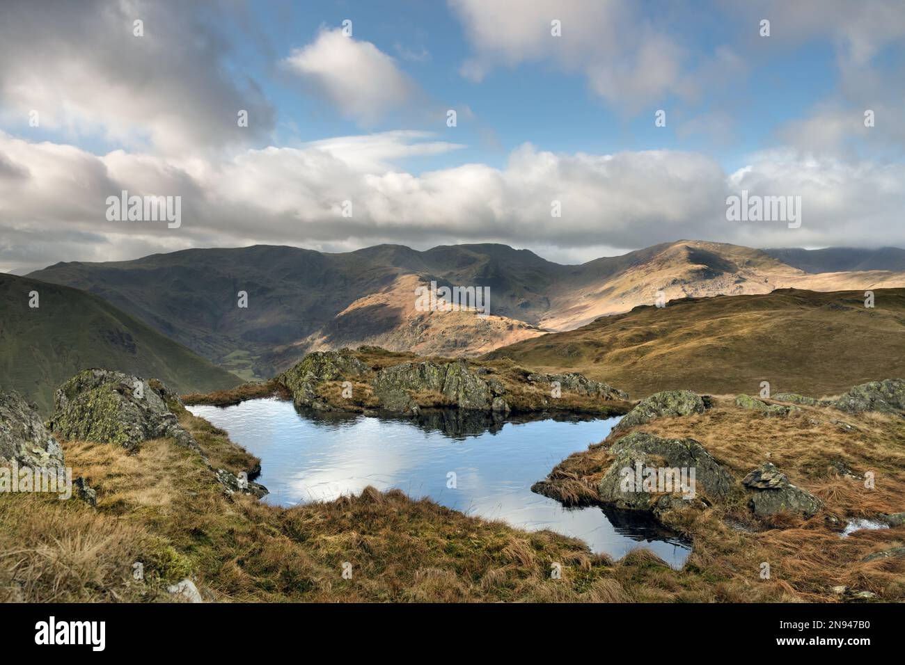 Dove Crag, Hart Crag, Fairfield et Dollywagon Pike vu de Satura Crag sur le chemin angle Tarn, Lake District, Cumbria, Royaume-Uni Banque D'Images