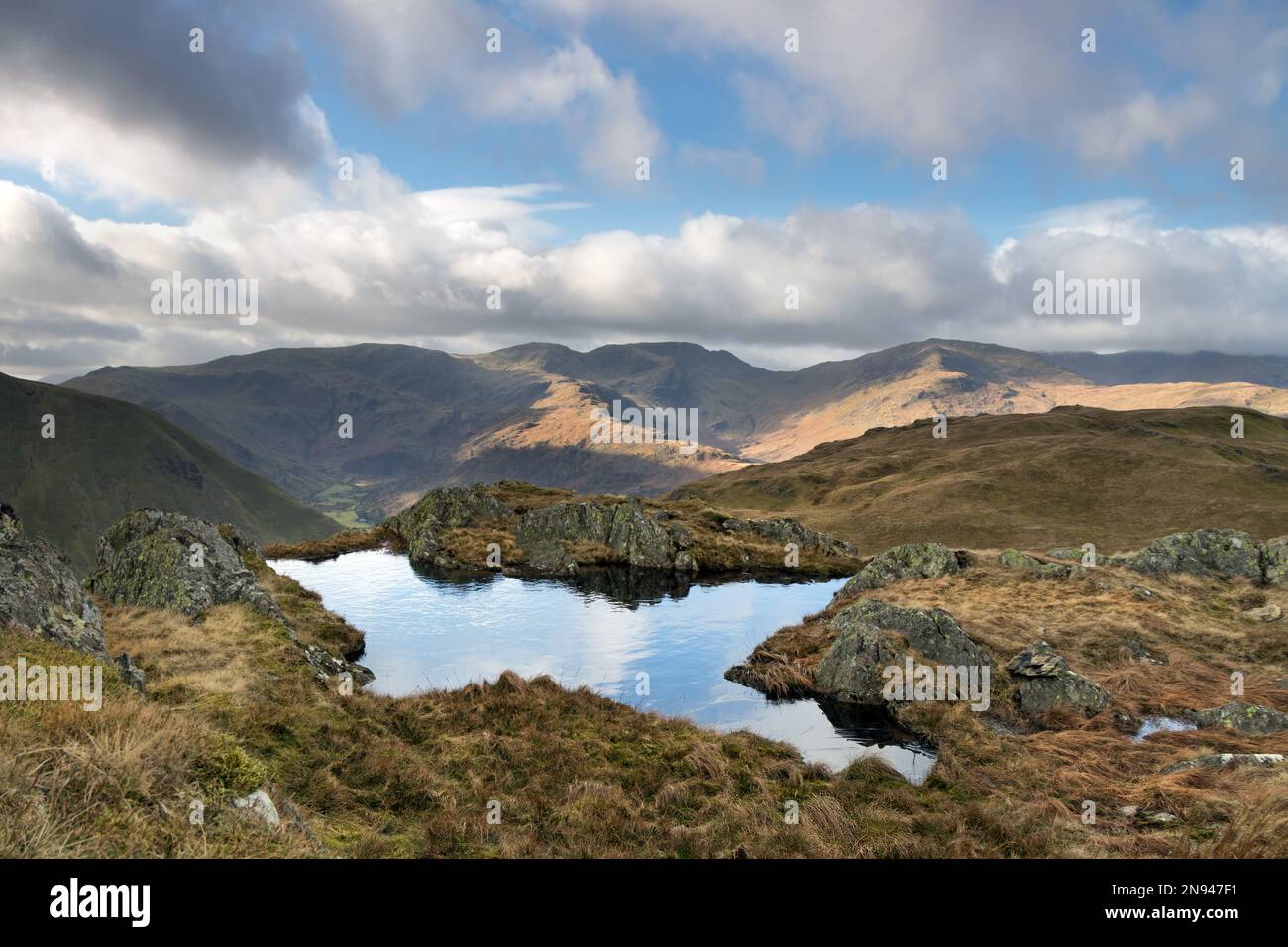 Dove Crag, Hart Crag, Fairfield et Dollywagon Pike vu de Satura Crag sur le chemin angle Tarn, Lake District, Cumbria, Royaume-Uni Banque D'Images