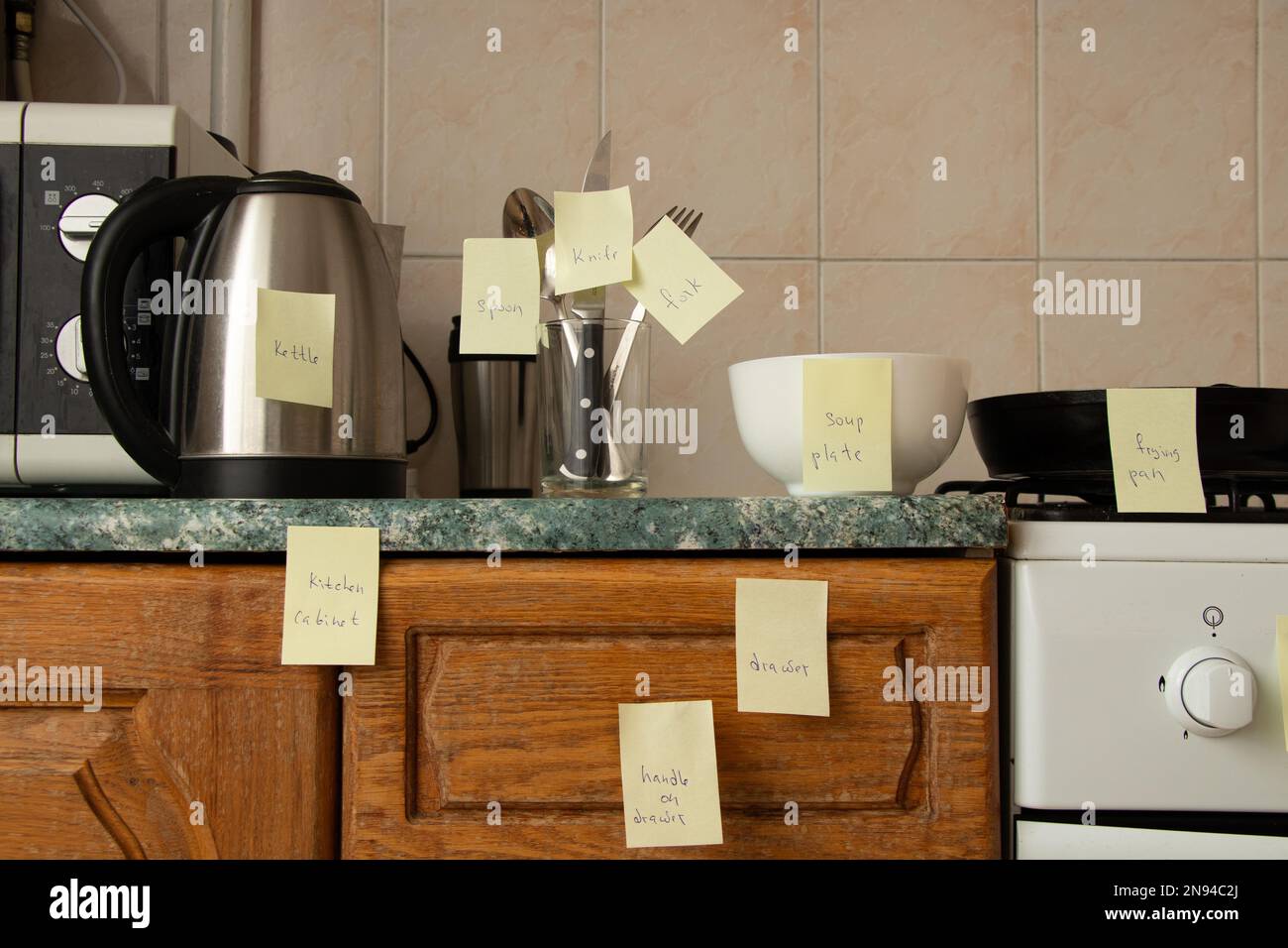 Apprendre l'anglais en utilisant des cartes accrochées dans la cuisine de l'appartement, apprendre une langue étrangère Banque D'Images