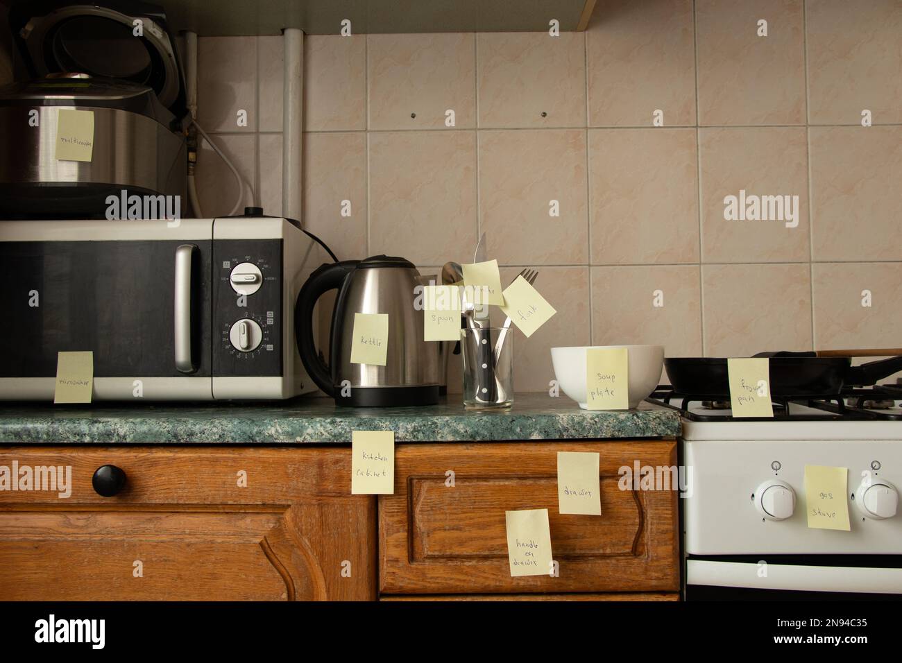 Apprendre l'anglais en utilisant des cartes accrochées dans la cuisine de l'appartement, apprendre une langue étrangère Banque D'Images