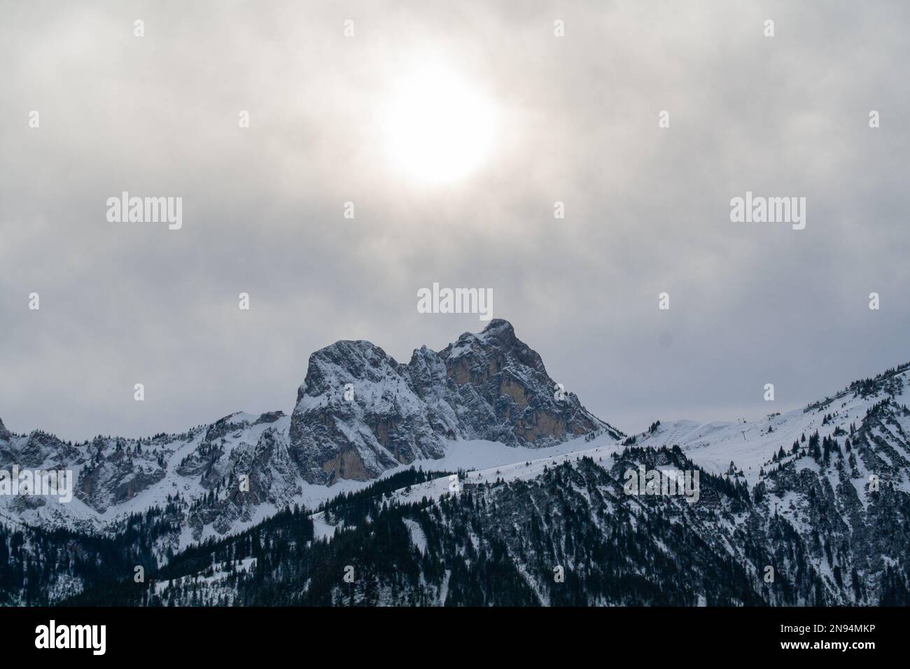 Fuessen, Allemagne - 14 janvier 2023 - la célèbre montagne d'Aggenstein en hiver sous le soleil éclatant Banque D'Images