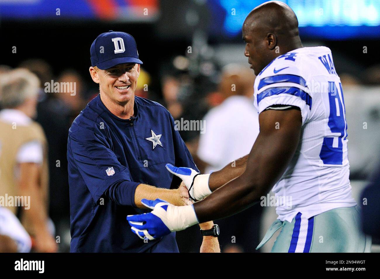 Dallas Cowboys head coach Jason Garrett, left, talks to linebacker DeMarcus Ware before an NFL football game against the New York Giants, Wednesday, Sept. 5, 2012, in East Rutherford, N.J. (AP Photo/Bill Kostroun) Banque D'Images