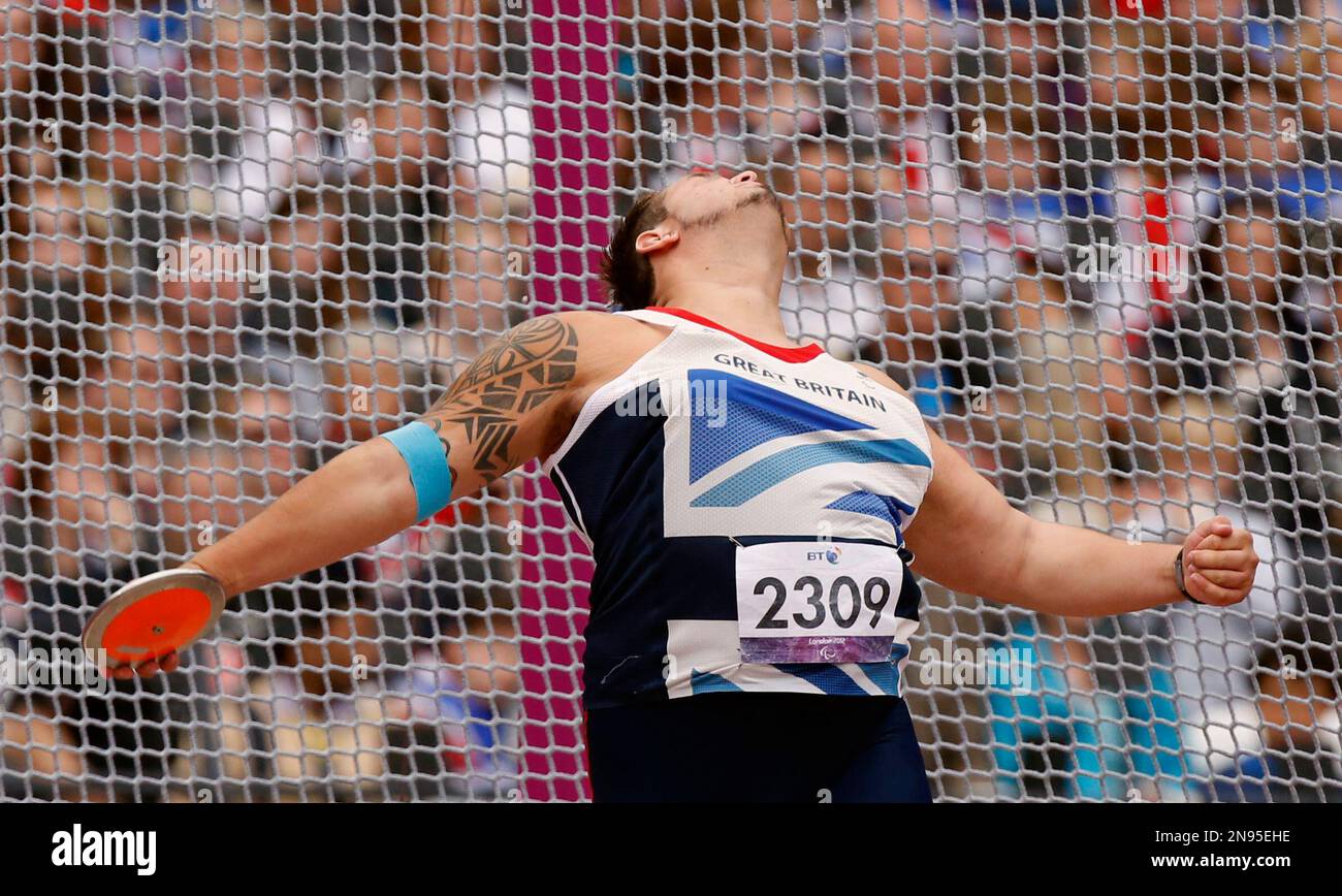 Gold medal winner Britain's Aled Davies makes a throw in the men's discus throw - F42 category during the athletics competition at the 2012 Paralympics, Sunday, Sept. 2, 2012, in London. (AP Photo/Matt Dunham) Banque D'Images