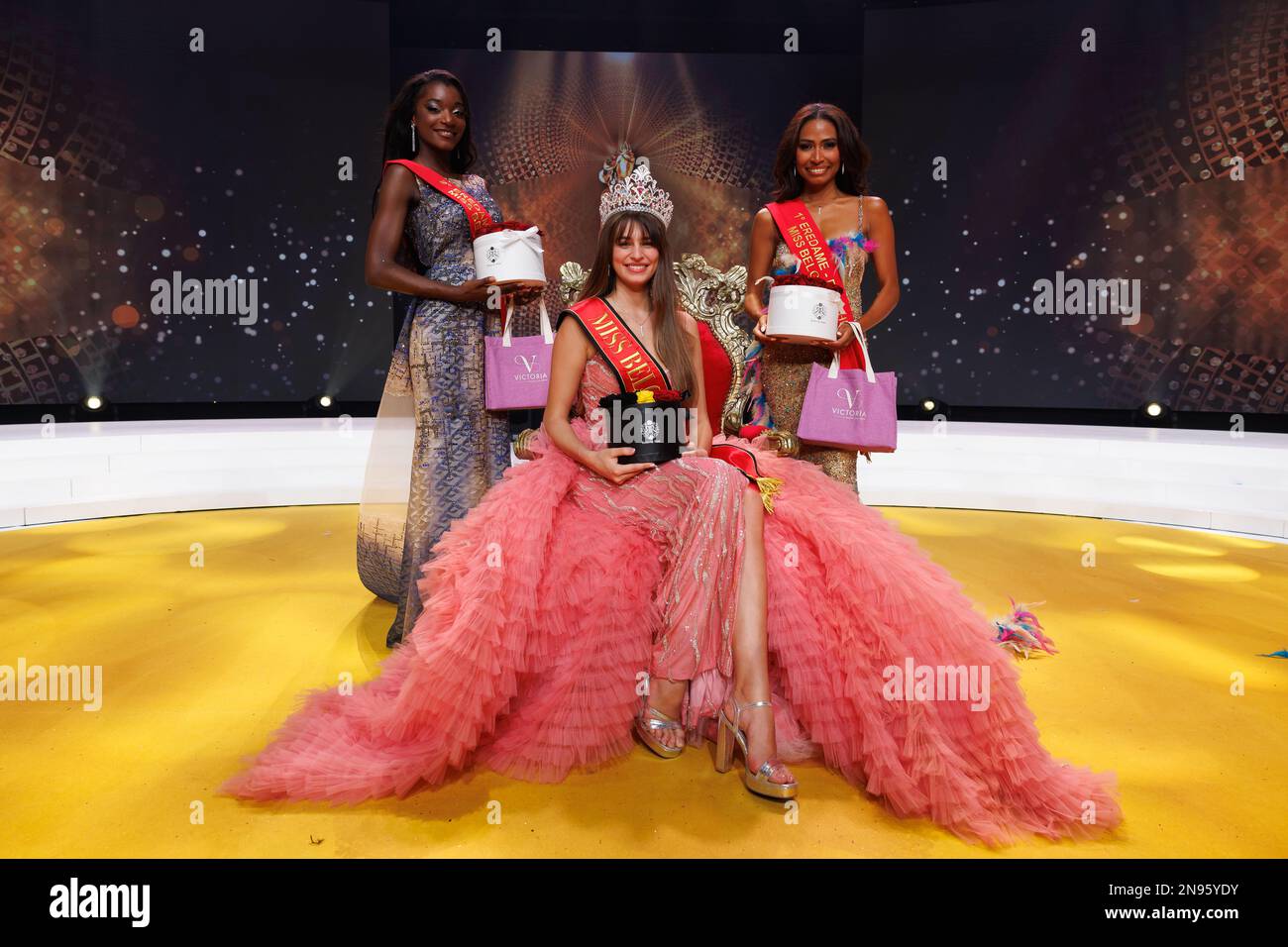 Deuxième coureur de Victoria Kembukuswa, Miss Belgium 2023 Emilie Vansteenkiste et première coureur de Claire Lansenebre pose pour le photographe au concours de beauté Miss Belgium 2023, au Proximus Theatre à Plopsaland, samedi 11 février 2023 à Adinkerke, de panne. BELGA PHOTO KURT DESPLENTER crédit: Belga News Agency/Alay Live News Banque D'Images