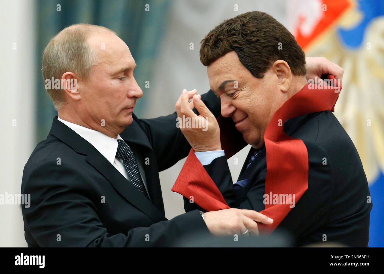 Russian President Vladimir Putin, left, presents popular Russian singer Iosif Kobzon with a state medal at the award ceremony in the Kremlin in Moscow, Russia, Wednesday, Aug. 29, 2012. (AP Photo/Misha Japaridze, Pool) Banque D'Images