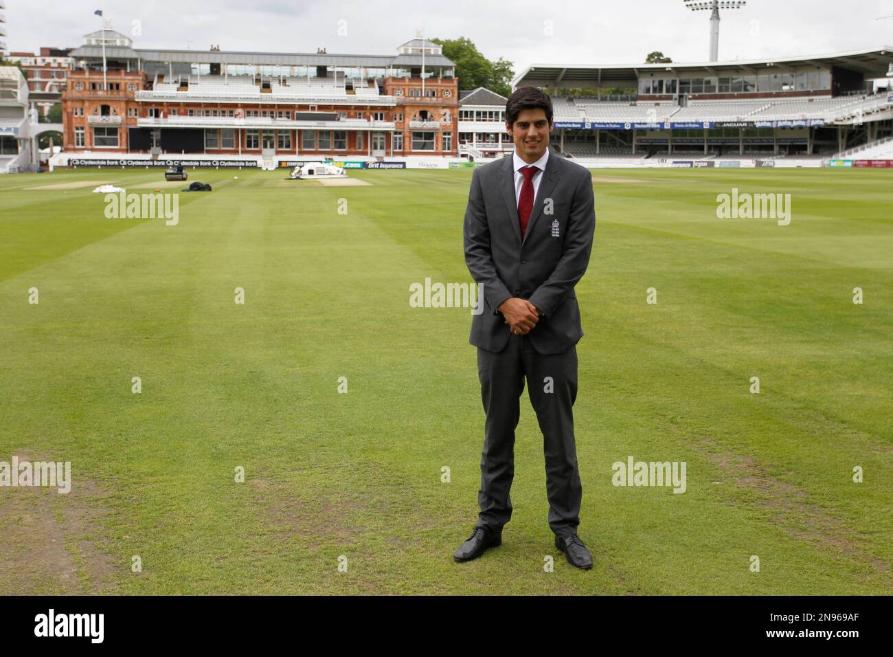 New England Test Captain Alastair Cook poses for the media at Lord's Cricket Ground in London, Wednesday, Aug. 29, 2012. Alastair Cook replaced Andrew Strauss as Test Captain who announced his retirement from professional cricket with immediate effect. (AP Photo/Sang Tan) Banque D'Images