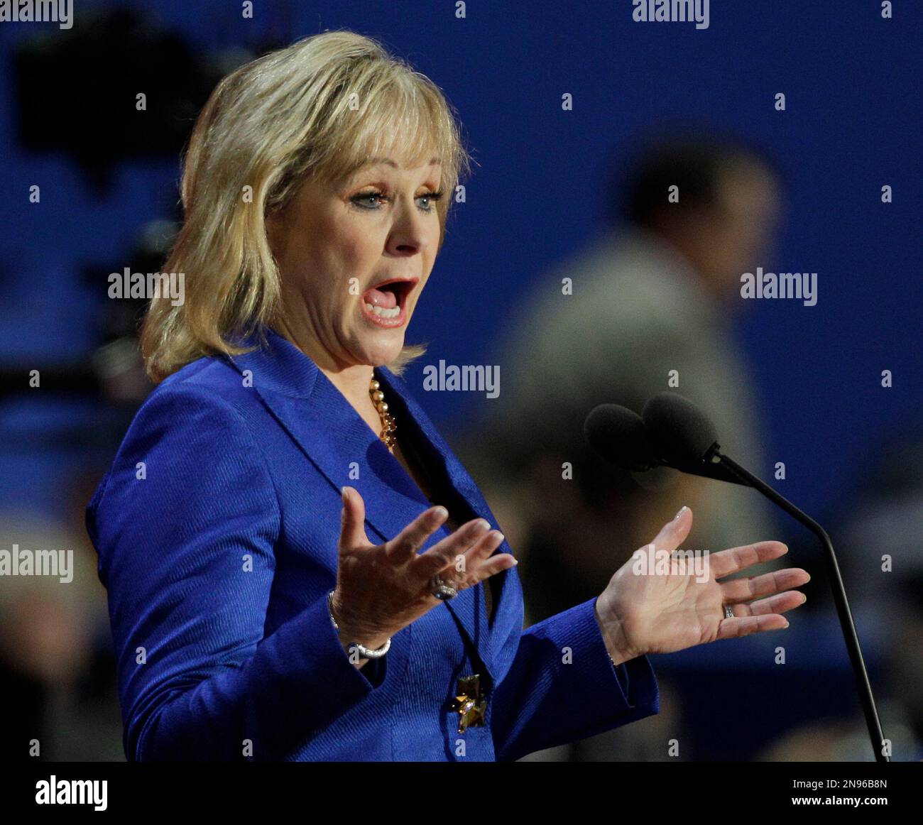 Oklahoma Governor Mary Fallin speaks to delegates during the Republican National Convention in Tampa, Fla., on Tuesday, Aug. 28, 2012. (AP Photo/Charlie Neibergall) Banque D'Images