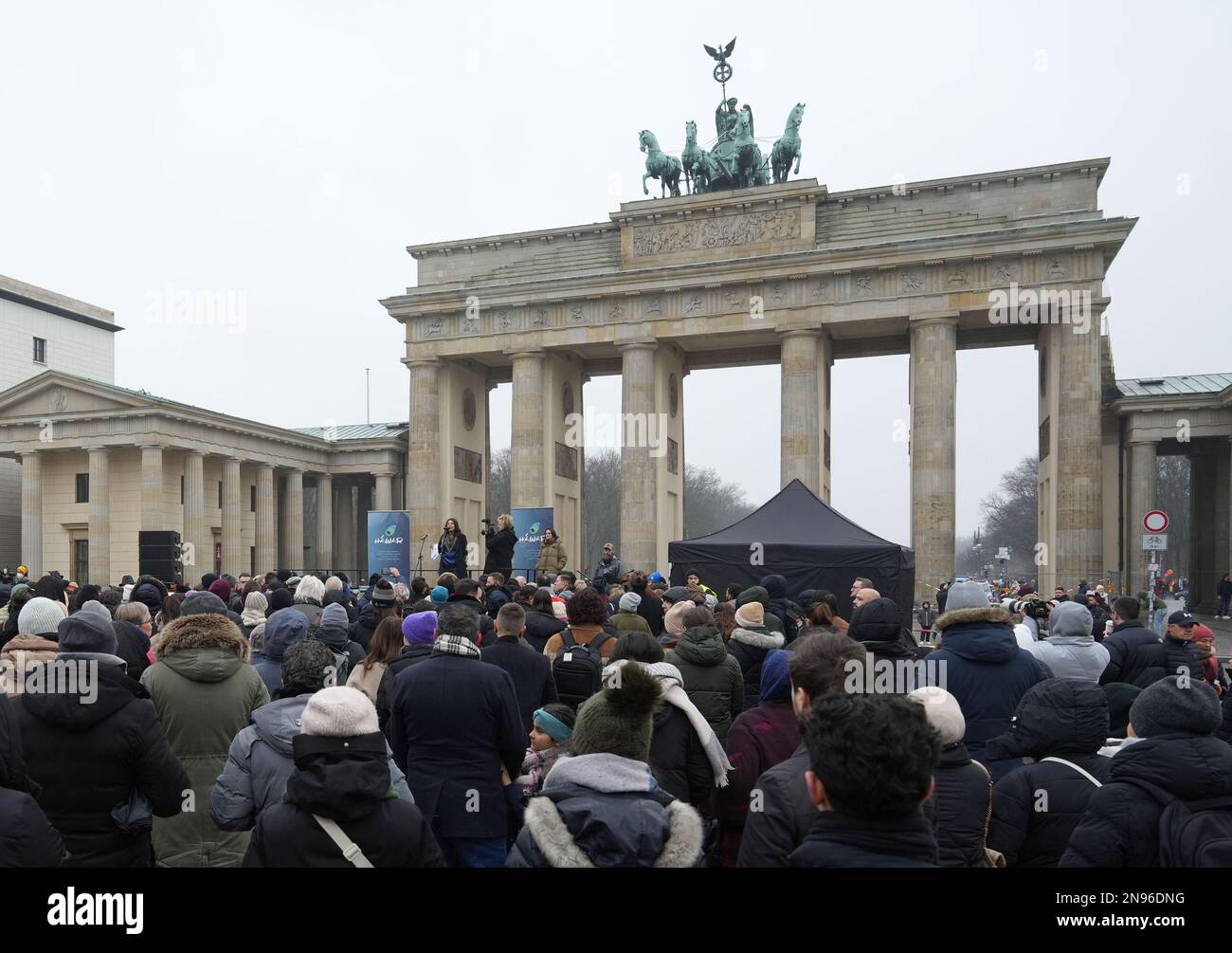 Berlin, Allemagne. 11th févr. 2023. Les gens assistent à une activité commémorative devant la porte de Brandebourg pour pleurer les victimes des tremblements de terre à T¨¹rkiye et en Syrie, à Berlin, en Allemagne, le 11 février 2023. Credit: Stefan Zeitz/Xinhua/Alay Live News Banque D'Images