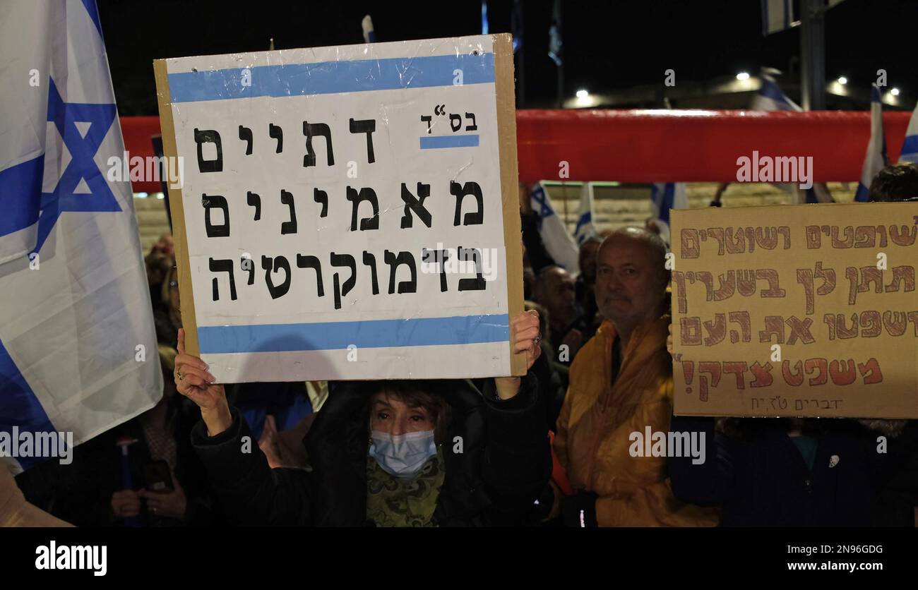 JÉRUSALEM, ISRAËL - 11 FÉVRIER : un protestant tient un signe qui lit « les religieux croient en la démocratie » lors d'une manifestation contre le nouveau système judiciaire gouvernemental d'Israël qui vise à affaiblir la Cour suprême du pays en dehors de la résidence du Président sur 11 février 2023, à Jérusalem, en Israël. Des dizaines de milliers de personnes se rassemblent pour la sixième semaine consécutive à travers Israël contre la réforme vaste et controversée du système juridique israélien. Crédit : Eddie Gerald/Alay Live News Banque D'Images
