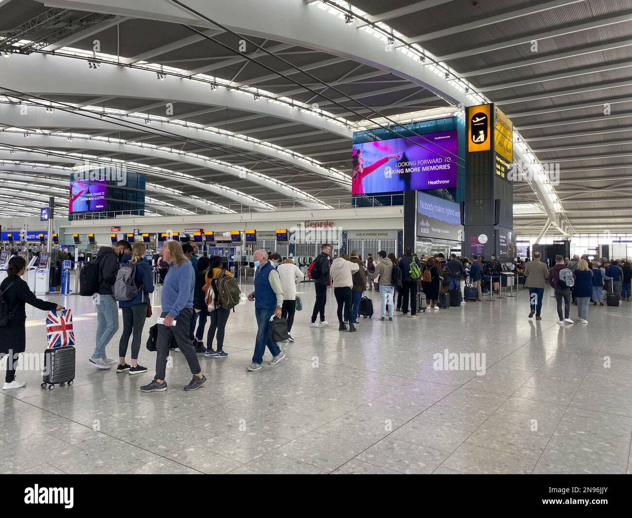 Photo du dossier datée du 23/04/22, des passagers faisant la queue pour passer la sécurité au départ du terminal 5 de l'aéroport de Heathrow, à l'ouest de Londres. Les travailleurs de l'aéroport doivent voter pour savoir s'ils doivent faire grève dans le cadre d'un différend sur la rémunération. Unite a déclaré que plus de 3 000 de ses membres qui travaillent en tant que gardes de sécurité, ingénieurs et pompiers commenceront à se porter volontaires pour une action de grève sur 17 février. Date de publication : dimanche 12 février 2023. Banque D'Images