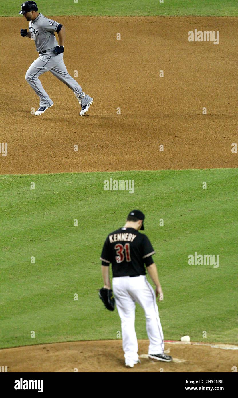 San Diego Padres' Yonder Alonso, top, rounds the bases after hitting a home run against Arizona Diamondbacks' Ian Kennedy (31) during the fifth inning of a baseball game on Saturday, Aug. 25, 2012, in Phoenix. (AP Photo/Ross D. Franklin) Banque D'Images