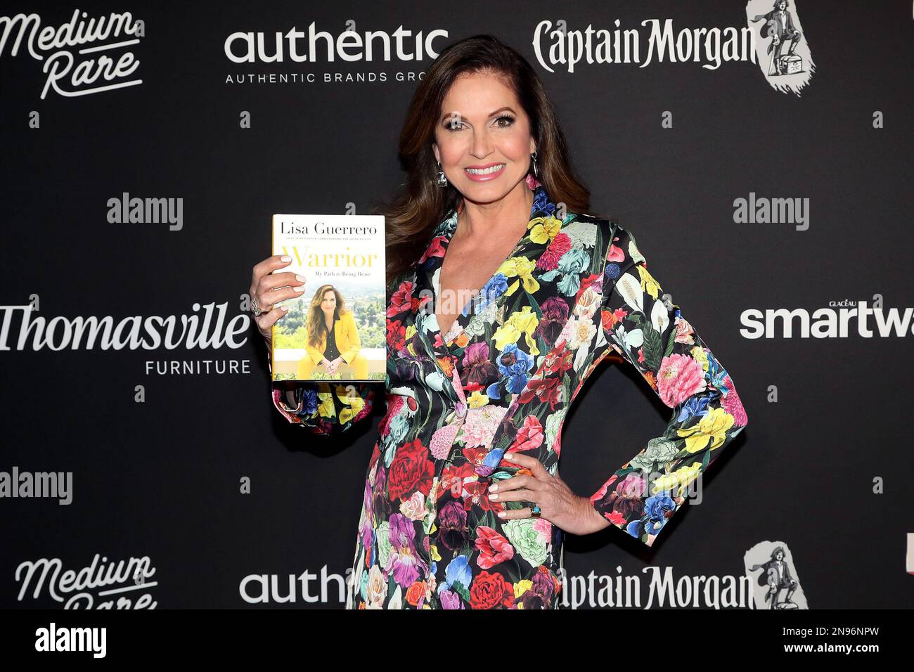 Scottsdale, États-Unis. 11th févr. 2023. Lisa Guerrero pose pour une photo avec son nouveau livre sur le tapis rouge pour le "The Party" de Sports Illustrated présenté par le capitaine Morgan à Scottsdale, Arizona, samedi, 11 février 2023. Photo par Aaron Josefczyk/UPI crédit: UPI/Alay Live News Banque D'Images