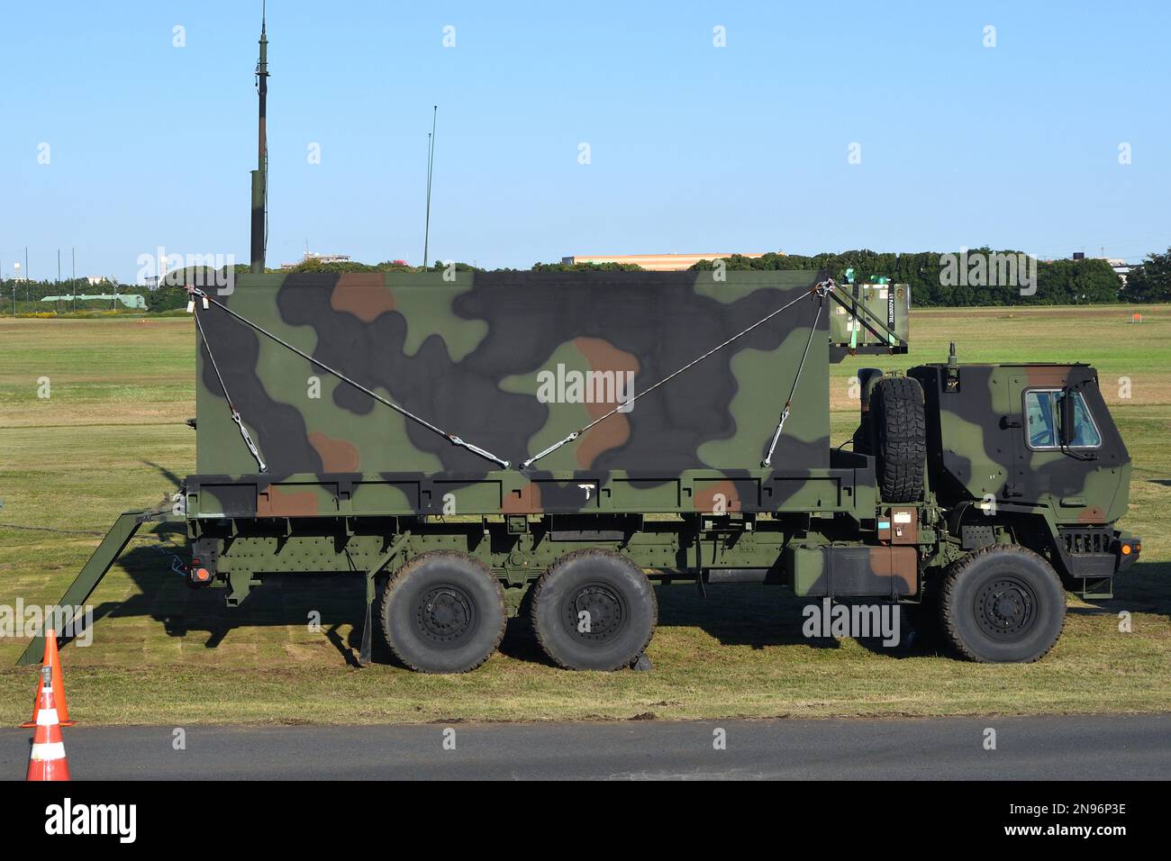 Préfecture de Kanagawa, Japon - 25 octobre 2020: ARMÉE AMÉRICAINE Oshkosh FMTV (famille de véhicules tactiques moyens) M1085 6x6 camion blindé à cabine avec abri. Banque D'Images