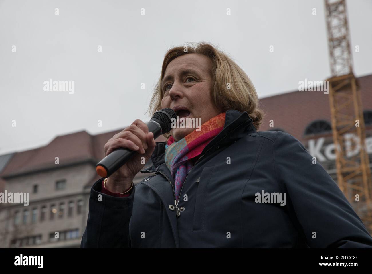 Sur 11 février 2023, l'AfD a organisé un rassemblement de campagne électorale à Wittenbergplatz à Berlin. Le parti, connu pour ses idéologies populistes et d'extrême droite, a rassemblé des partisans pour recueillir des voix pour la prochaine répétition des élections à la Chambre des représentants de Berlin en 19th. L'événement a été marqué par plusieurs discours, dont ceux prononcés par Beatrix von Storch, Kristin Brinker et Gottfried Curio, qui ont chacun abordé des questions cruciales et ont appelé la foule à soutenir l'AfD lors des élections. (Photo de Michael Kuenne/PRESSCOV/Sipa USA) crédit: SIPA USA/Alay Live News Banque D'Images