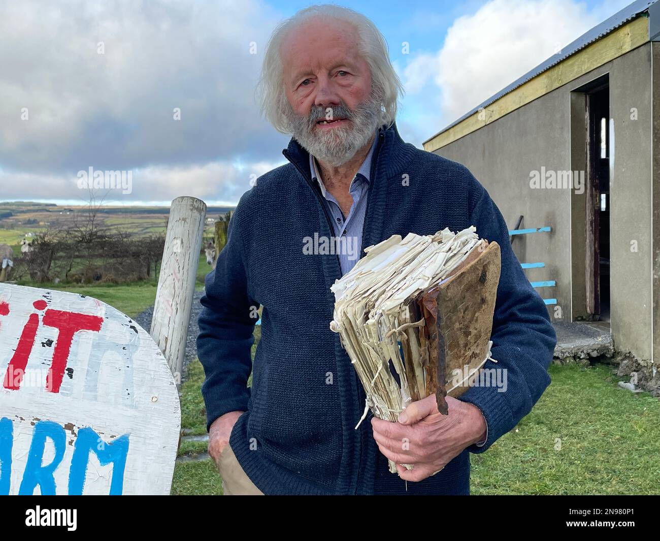 Photo non publiée précédemment datée du 28/01/23 du créateur de matchs traditionnels irlandais Willie Daly à sa maison sur une ferme d'ânes près de , Co Clare. M. Daly, qui rassemble des couples depuis son adolescence, a un livre de confection de matchs en cuir, rempli de lettres de personnes à la recherche d'un partenaire. Il a suivi les traces de son grand-père et de son père qui a opéré à des moments où chaque ville d'Irlande aurait eu son propre créateur de match traditionnel. Date de la photo: Samedi 28 janvier 2023. Banque D'Images