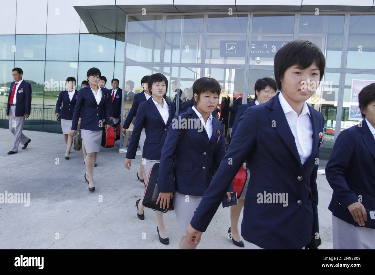 Members of North Korea's under-20 women's national soccer team depart from Pyongyang International Airport, North Korea, Tuesday, Aug. 14, 2012. The team departed for Beijing, on their way to play in the women’s under-20 World Cup in Japan. (AP Photo/Kim Kwang Hyon) Banque D'Images