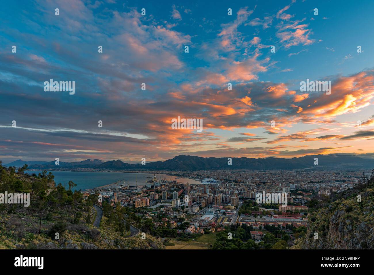 Vue panoramique depuis le mont Pellegrino sur la ville de Palerme au crépuscule, Sicile Banque D'Images