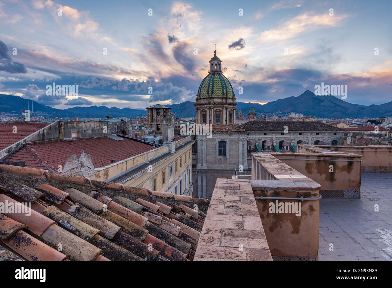 La ville de Palerme vue des toits au crépuscule, Sicile Banque D'Images