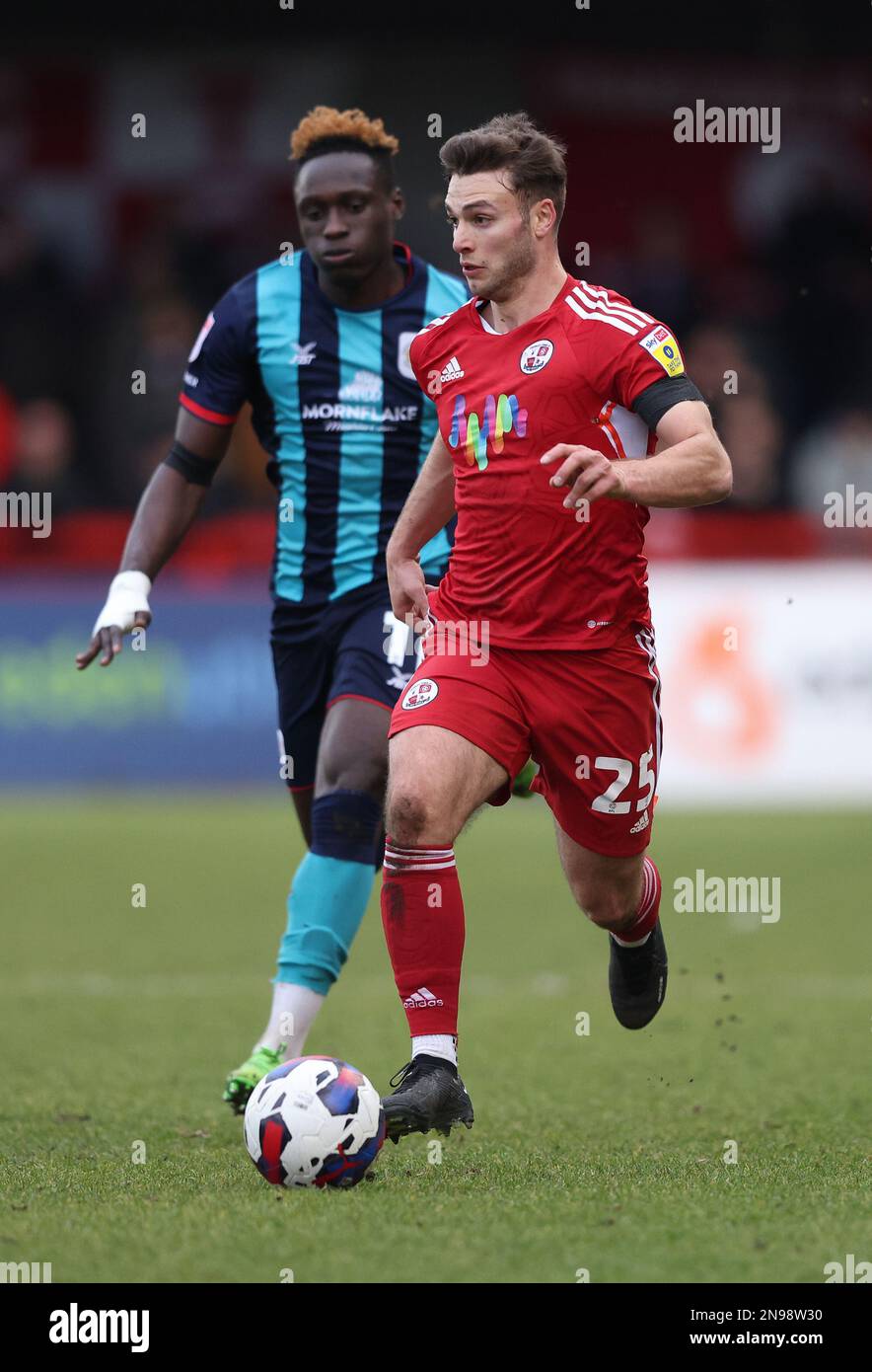 Nicholas Tsaroulla de Crawley pendant le match de la Ligue EFL deux entre Crawley Town et Crewe Alexandra au stade Broadfield de Crawley. 11th février 2023 Banque D'Images