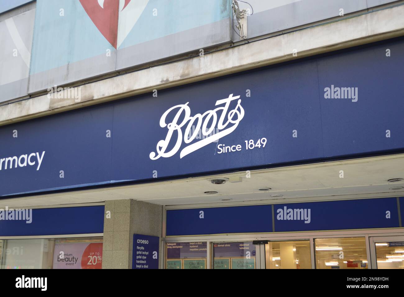 Magasin de bottes cardiff queen street Banque de photographies et d'images  à haute résolution - Alamy