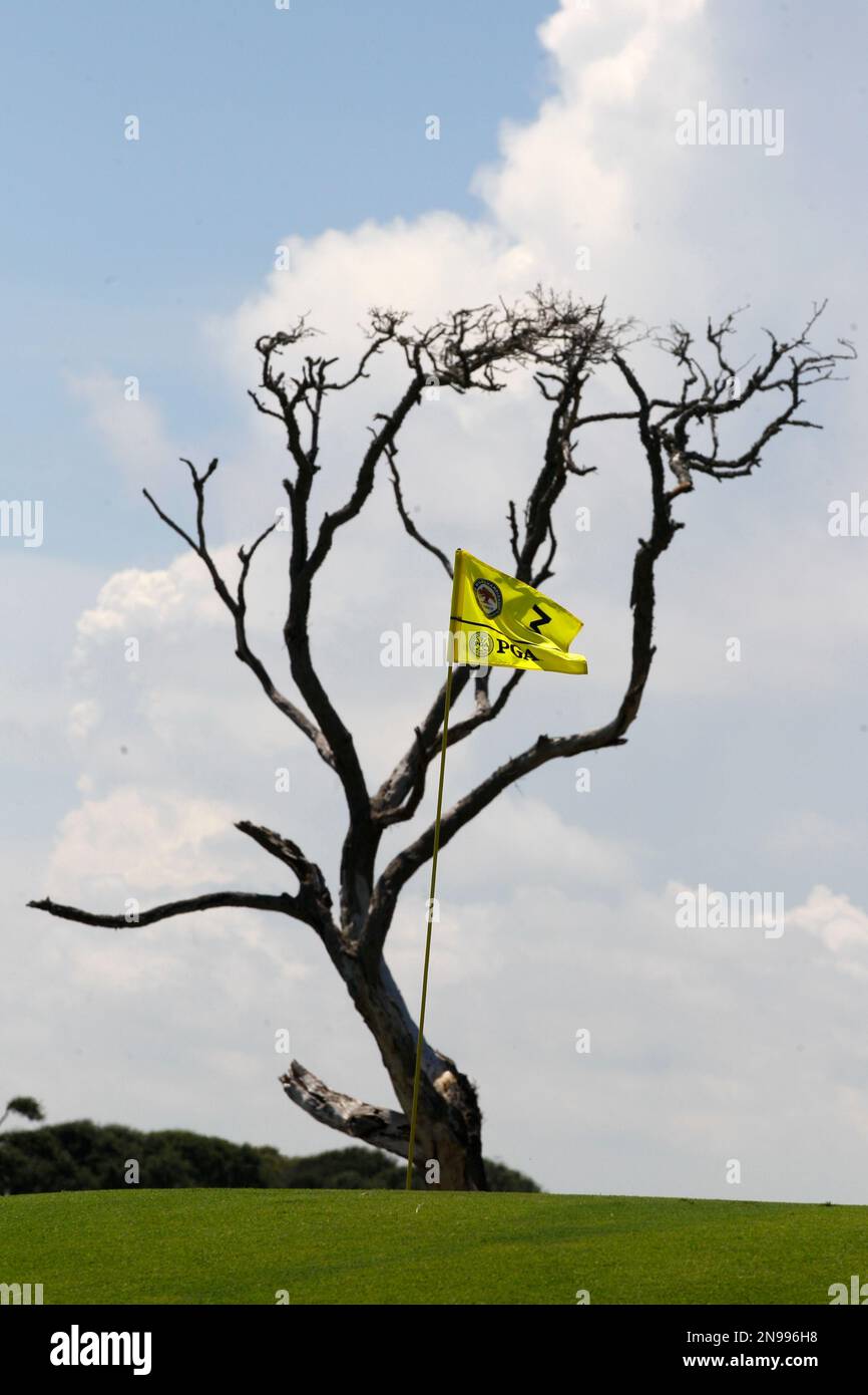 The second hole flag blows in the breeze during the first round for the PGA Championship golf tournament on the Ocean Course of the Kiawah Island Golf Resort in Kiawah Island, S.C., Thursday, Aug. 9, 2012. (AP Photo/Chuck Burton) Banque D'Images