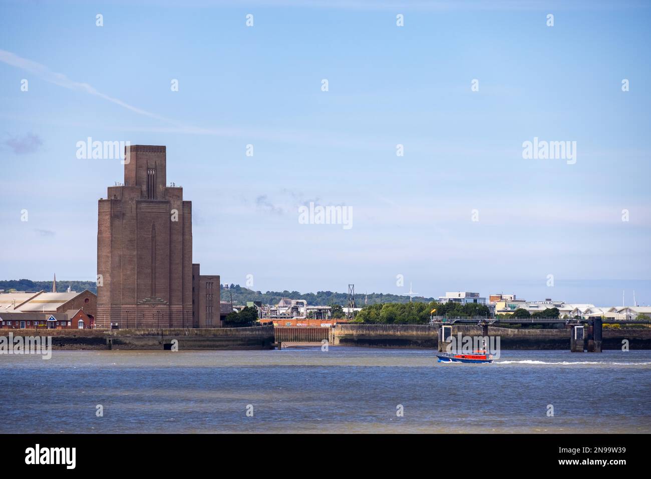 BIRKENHEAD, WIRRAL, Royaume-Uni - JUILLET 14 : la tour de ventilation en briques art déco du tunnel routier Queensway sous la rivière Mersey, à Birkenhead, Wirral Banque D'Images