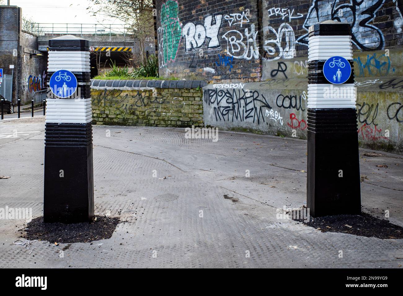 Camden Town, Londres, Angleterre, installation de bollards pour empêcher les véhicules sur une route piétonne et à vélo dans Camley Street près de Camden Town. Banque D'Images