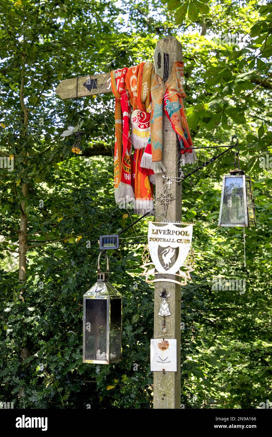 FRONCYLLTE, WREXHAM, PAYS DE GALLES - JUILLET 15 : panneau en bois recouvert de souvenirs du FC Liverpool près de Froncysyllte, Wrexham, pays de Galles, Royaume-Uni le 15 juillet 2021 Banque D'Images