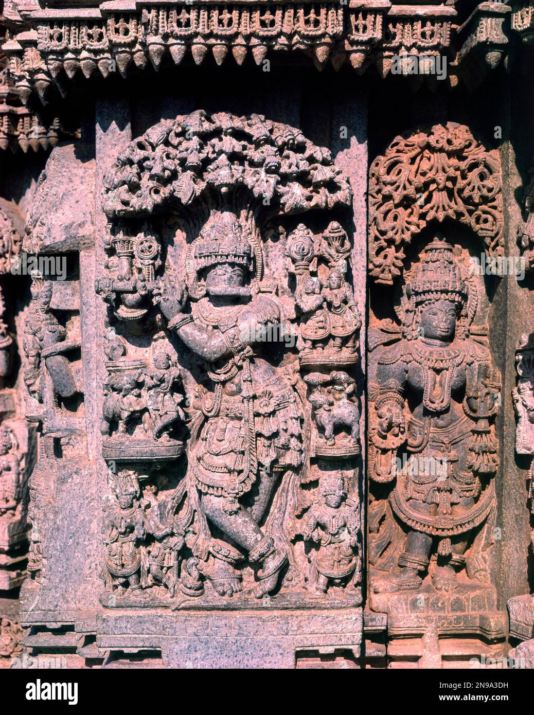 Statue du 13th siècle de Venugopala ou Vishnu dans le temple de Prasanna chennakeshava à Somnathpur, Karnataka, Inde, Asie Banque D'Images
