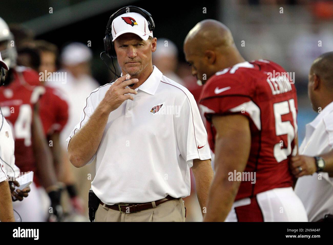 Arizona Cardinals head coach Ken Whisenhunt, left, watches as Arizona Cardinals linebacker Paris Lenon (51) heads to the bench after being injured during the first quarter of the Hall of Fame exhibition football game against the New Orleans Saints, Sunday, Aug. 5, 2012 in Canton, Ohio. (AP Photo/Gene J. Puskar) Banque D'Images