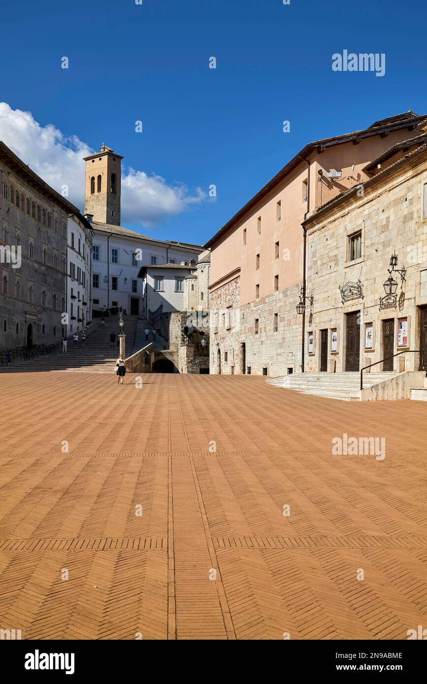 Spoleto Ombrie Italie. Piazza del Duomo, le théâtre et Chiesa di Sant'Eufemia Banque D'Images