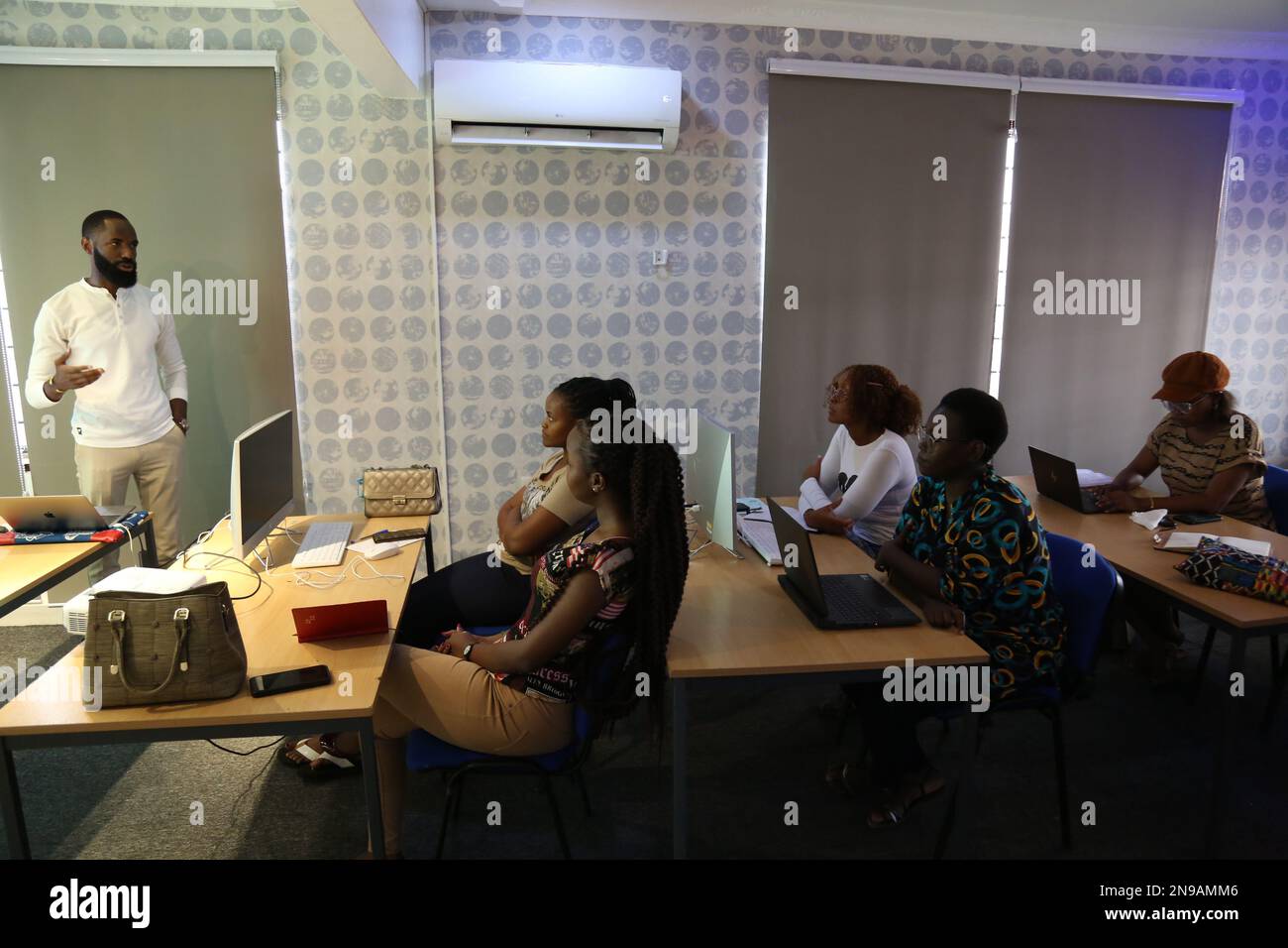 Dar es Salaam, Tanzanie. 8th févr. 2023. Les femmes prennent des cours de programmation informatique à Dar es Salaam, Tanzanie, le 8 février 2023. POUR ALLER AVEC "Feature: Les filles tanzaniennes, les femmes adoptent la science, la technologie pour conduire l'économie numérique" crédit: Herman Emmanuel/Xinhua/Alay Live News Banque D'Images