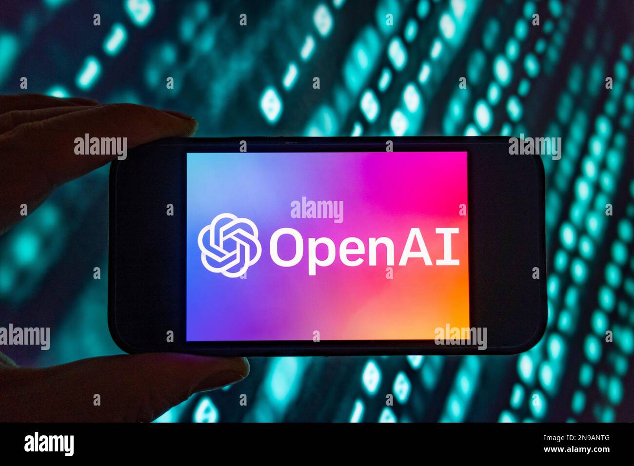 Composite numérique du logo Microsoft ChatGPT OpenAI chatbot sur l'écran du téléphone Banque D'Images