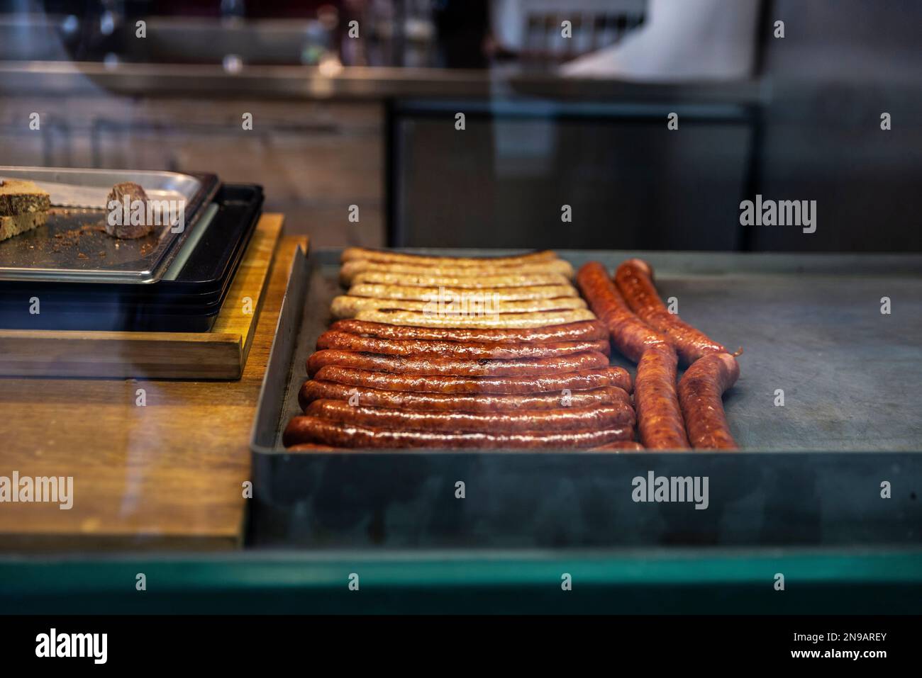 Saucisse viennoise sur le grill dans un bar à Naschmarkt, marché de la nourriture de rue à Vienne, Autriche Banque D'Images