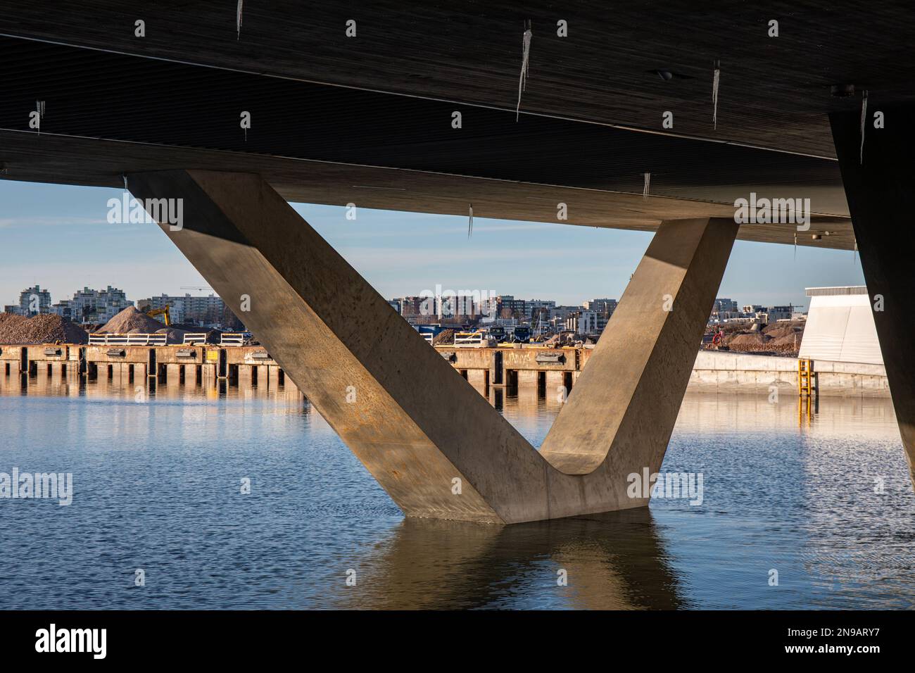 Quai en béton en forme de V soutenant l'embarcadère Atlantinsilta à Jätkäsaari ou dans le district de Länsisatama à Helsinki, en Finlande Banque D'Images