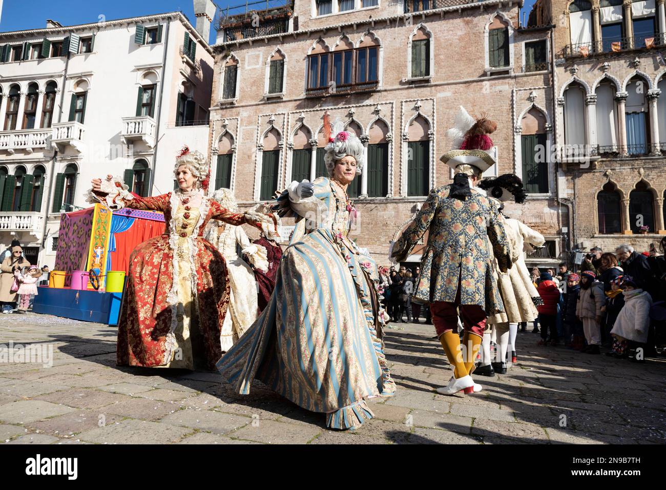 12. Février 2023. Venise, Italie. Les fêtards vénitiens portent des robes historiques colorées du 18th siècle pour le Carnevale di Venezia, Carnaval de Venise. Spectacle de danse historique à Campo Santa Maria Formosa. Crédit : vibrant Pictures/Alamy Live News Banque D'Images