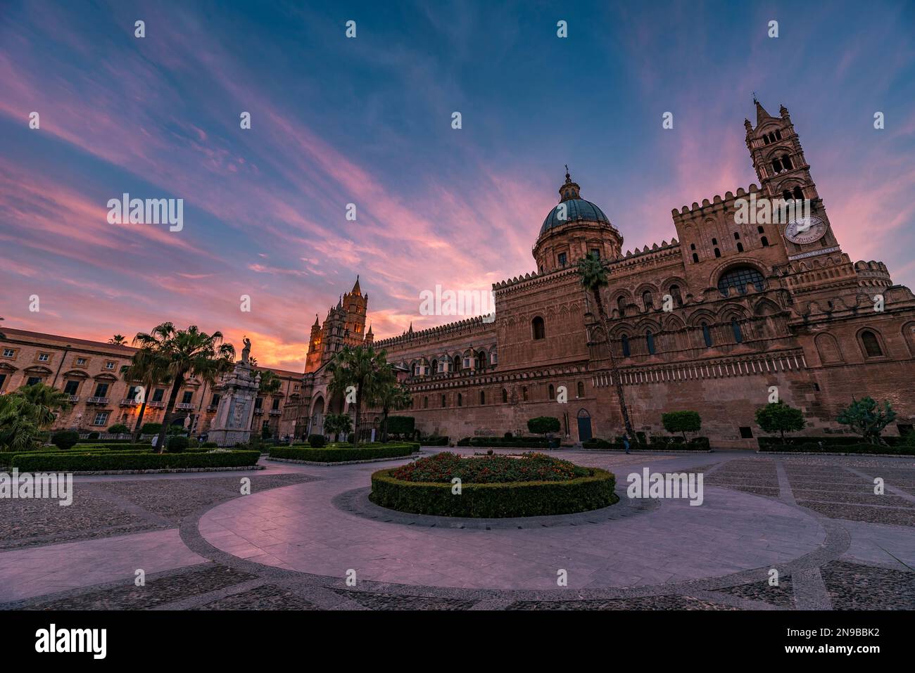 Ciel strié au crépuscule sur la cathédrale de Palerme, Sicile Banque D'Images