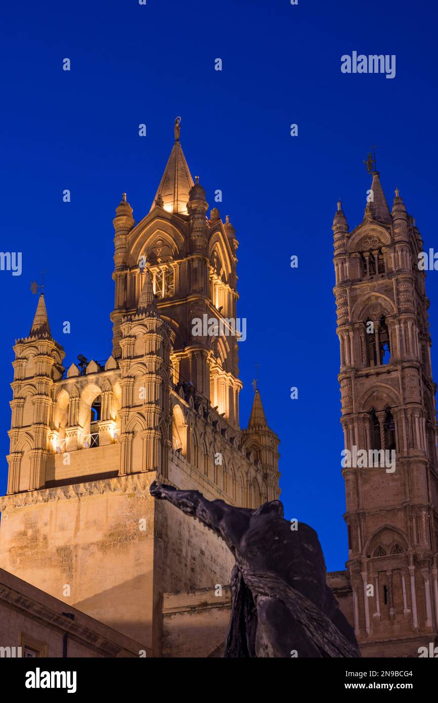 Vue nocturne des clochers de la cathédrale de Palerme, Sicile Banque D'Images