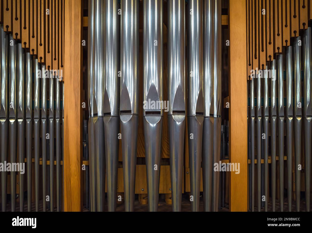 Gros plan des tuyaux d'un petit orgue d'église Banque D'Images