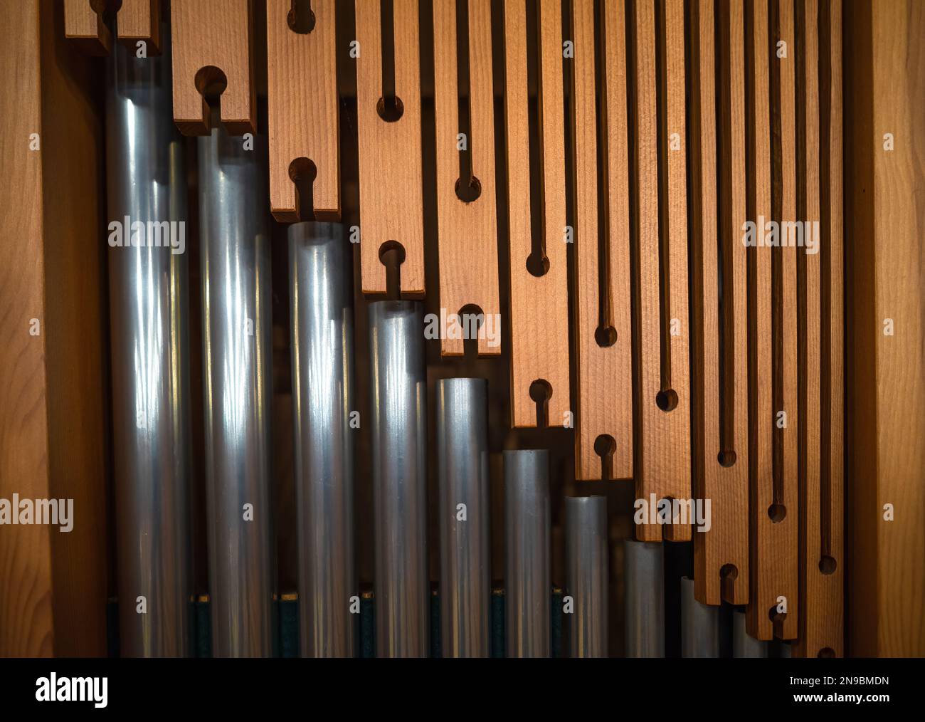 Gros plan des tuyaux d'un petit orgue d'église Banque D'Images